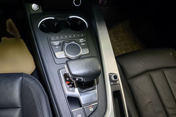 Used Audi A4L 2019 40 TFSI Fashion Edition China VI Emission Standard Gear Lever