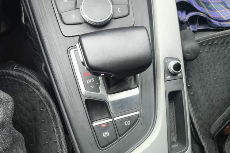 Used Audi A4L 2019 40 TFSI Ambition China VI Gear Lever