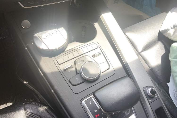 Used Audi A4L 2019 40 TFSI Ambition China VI Gear Lever