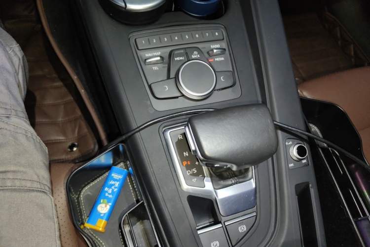 Used Audi A4L 2019 40 TFSI Ambition China VI Gear Lever