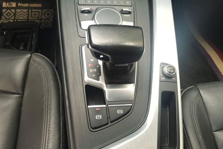 Used Audi A4L 2019 40 TFSI Fashion Edition China VI Emission Standard Gear Lever
