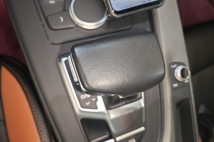 Used Audi A4L 2019 40 TFSI Ambition China VI Gear Lever