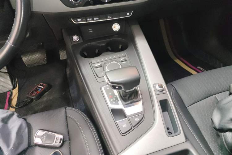 Used Audi A4L 2019 40 TFSI Ambition China VI Gear Lever