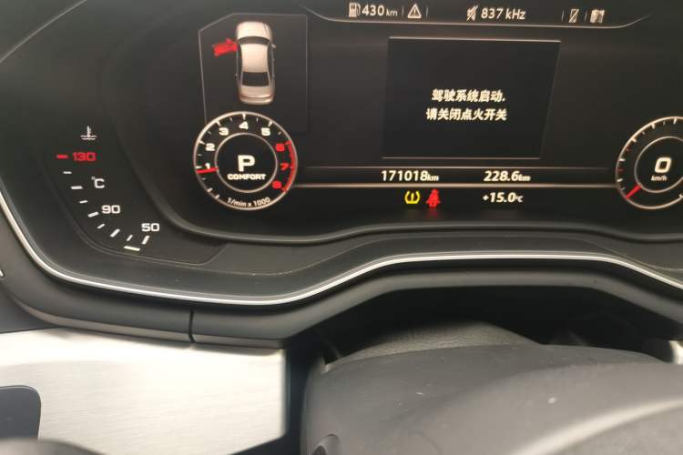 Used Audi A4L 2019 40 TFSI Fashion Edition China VI Emission Standard Odometer Close Up