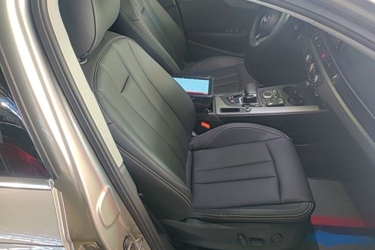 Used Audi A4L 2019 40 TFSI Ambition China VI Right Front Seat