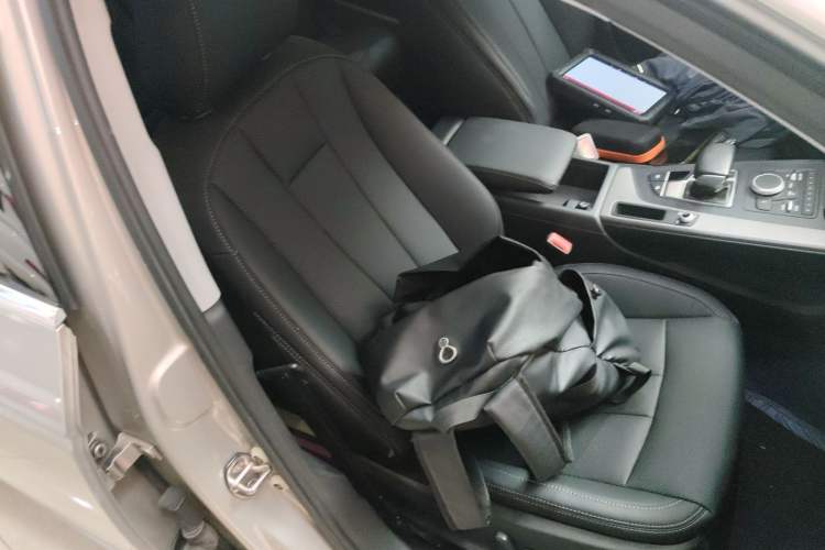 Used Audi A4L 2019 40 TFSI Ambition China VI Right Front Seat