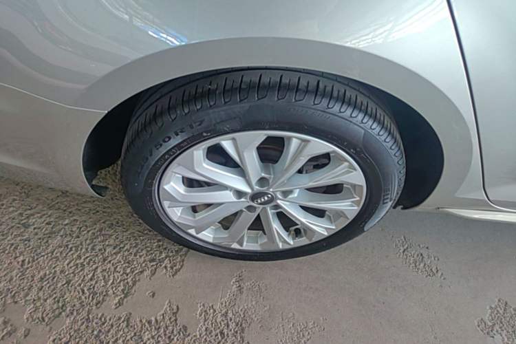 Used Audi A4L 2019 40 TFSI Ambition China VI Right Rear Wheel Hub