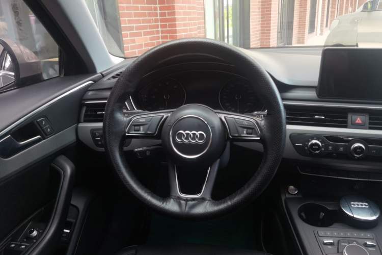 Used Audi A4L 2019 40 TFSI Ambition China VI Steering Wheel
