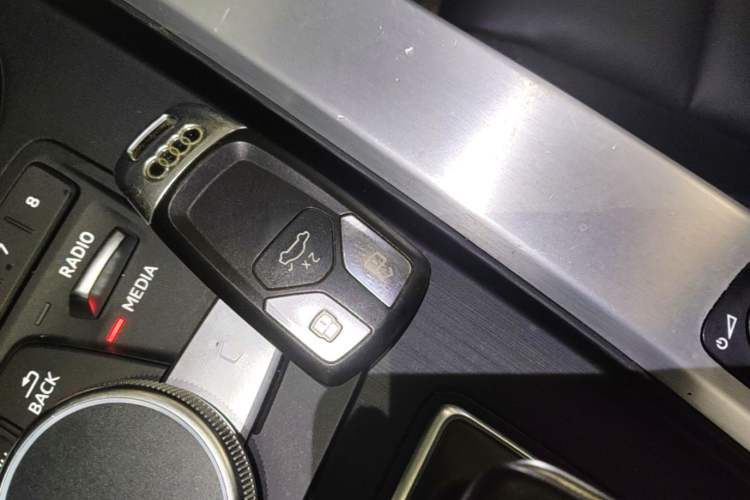 Used Audi A4L 2019 40 TFSI Fashion Edition China VI Emission Standard Vehicle Key