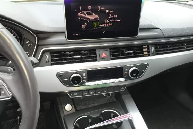 Used Audi A4L 2019 40 TFSI Fashion Edition China VI Emission Standard Audio And AC Panel