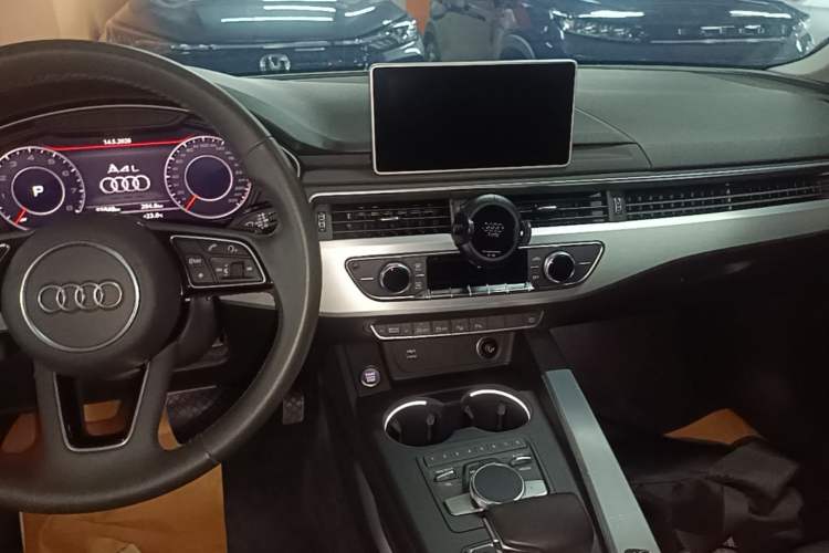 Used Audi A4L 2019 40 TFSI Fashion Edition China VI Emission Standard Audio And AC Panel