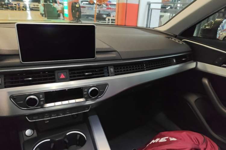 Used Audi A4L 2019 40 TFSI Fashion Edition China VI Emission Standard Audio And AC Panel