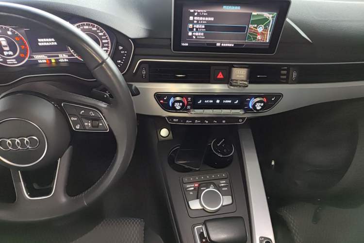 Used Audi A4L 2019 40 TFSI Sporty Version China VI Audio And AC Panel