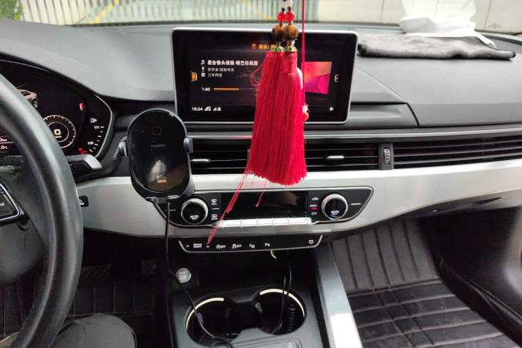 Used Audi A4L 2019 40 TFSI Fashion Edition China VI Emission Standard Audio And AC Panel