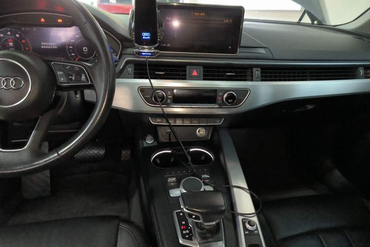 Used Audi A4L 2019 40 TFSI Fashion Edition China VI Emission Standard Audio And AC Panel