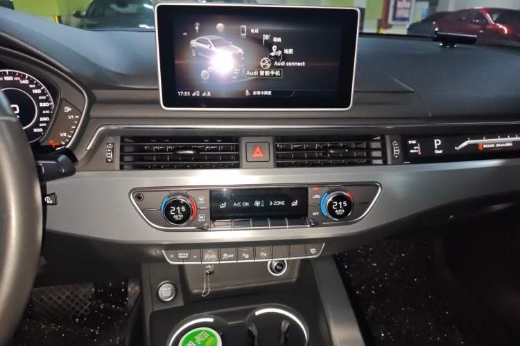Used Audi A4L 2019 40 TFSI Fashion Edition China VI Emission Standard Audio And AC Panel