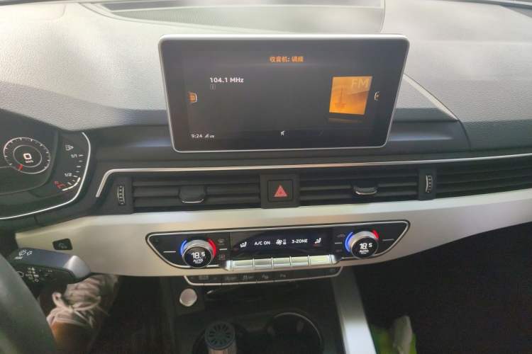 Used Audi A4L 2019 40 TFSI Fashion Edition China VI Emission Standard Audio And AC Panel