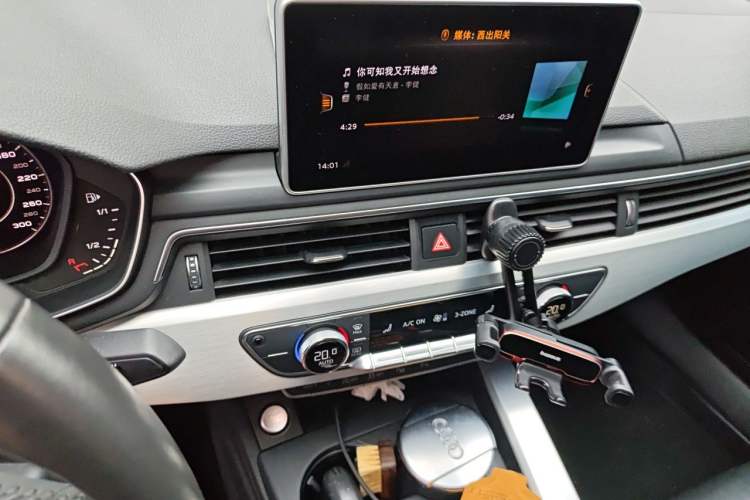 Used Audi A4L 2019 40 TFSI Fashion Edition China VI Emission Standard Audio And AC Panel