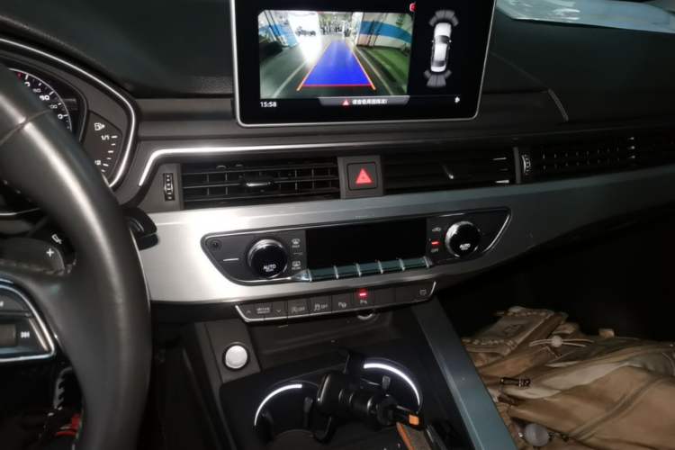 Used Audi A4L 2019 40 TFSI Fashion Edition China VI Emission Standard Audio And AC Panel