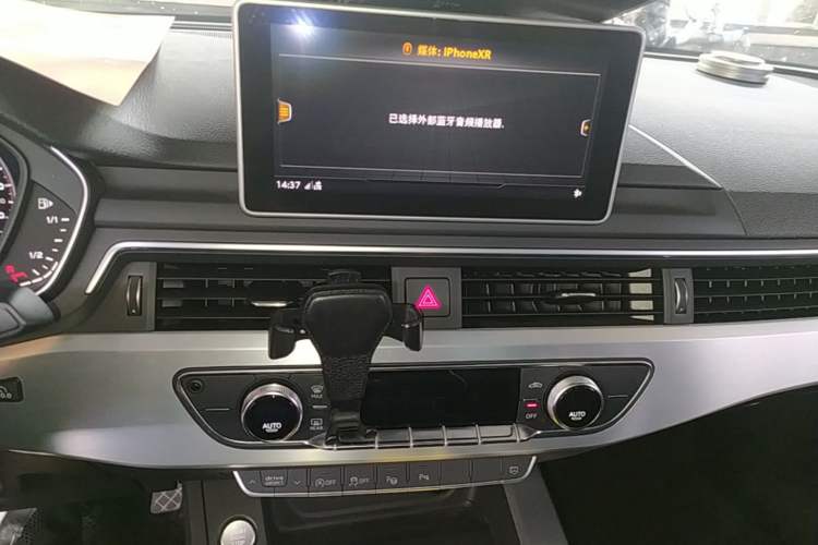 Used Audi A4L 2019 40 TFSI Fashion Edition China VI Emission Standard Audio And AC Panel