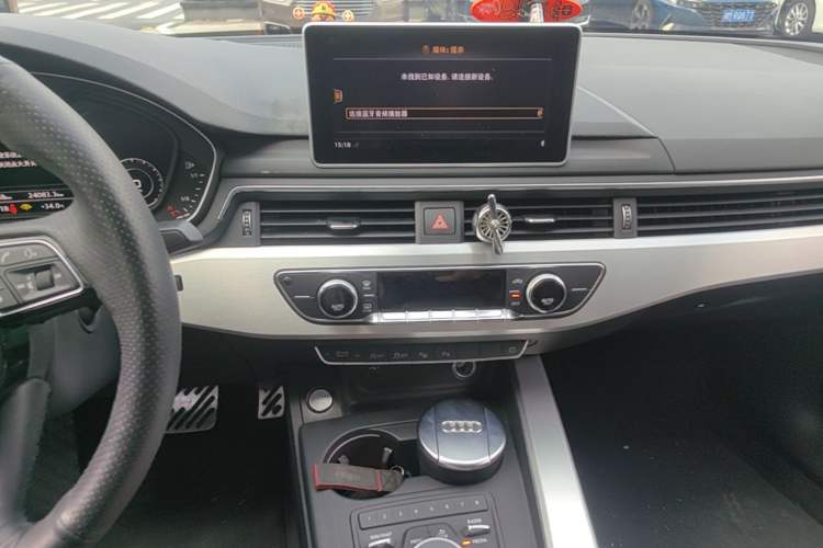 Used Audi A4L 2019 40 TFSI Fashion Edition China VI Emission Standard Audio And AC Panel
