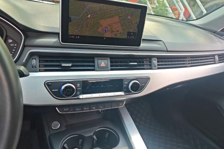 Used Audi A4L 2019 40 TFSI Fashion Edition China VI Emission Standard Audio And AC Panel