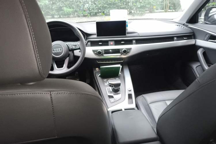 Used Audi A4L 2019 40 TFSI Fashion Edition China VI Emission Standard Center Console