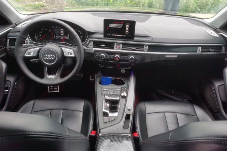 Used Audi A4L 2019 40 TFSI Ambition China VI Center Console