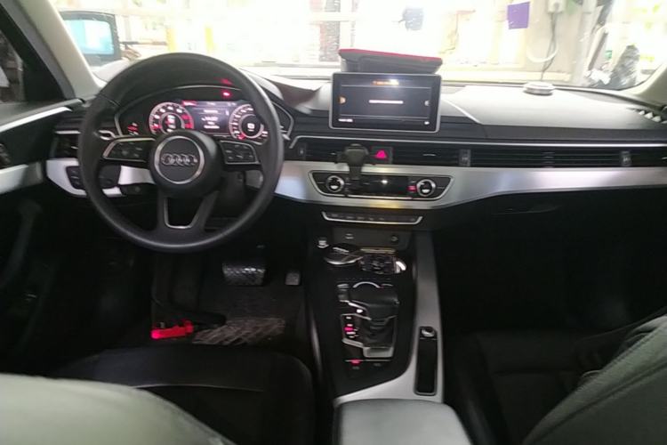 Used Audi A4L 2019 40 TFSI Fashion Edition China VI Emission Standard Center Console