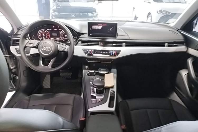Used Audi A4L 2019 40 TFSI Fashion Edition China VI Emission Standard Center Console