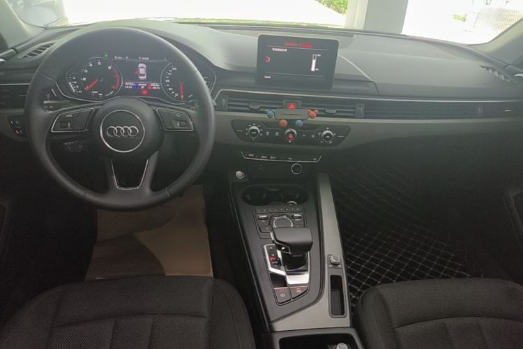 Used Audi A4L 2019 40 TFSI Ambition China VI Center Console