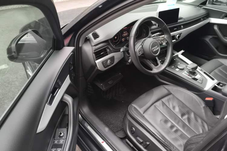 Used Audi A4L 2019 40 TFSI Fashion Edition China VI Emission Standard Driver Seat