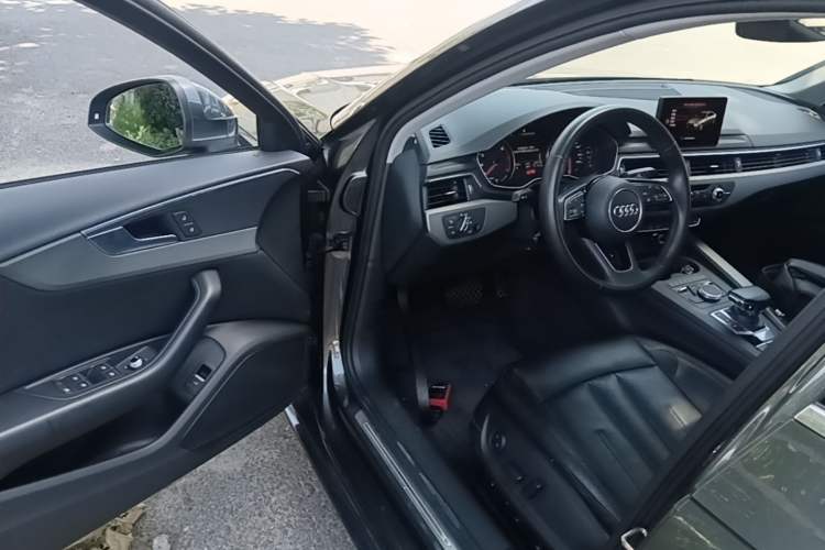 Used Audi A4L 2019 40 TFSI Ambition China VI Driver Seat