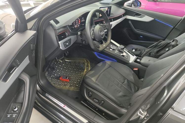 Used Audi A4L 2019 40 TFSI Fashion Edition China VI Emission Standard Driver Seat
