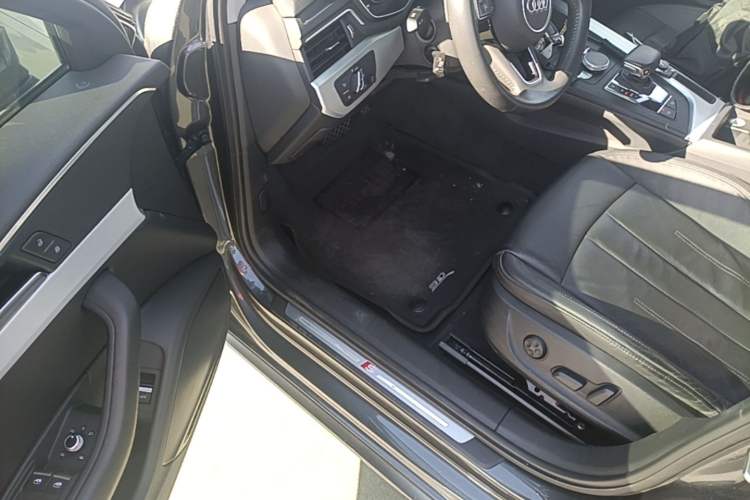 Used Audi A4L 2019 40 TFSI Fashion Edition China VI Emission Standard Driver Seat