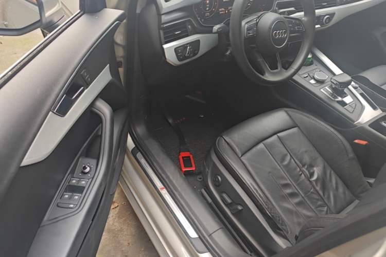 Used Audi A4L 2019 40 TFSI Fashion Edition China VI Emission Standard Driver Seat