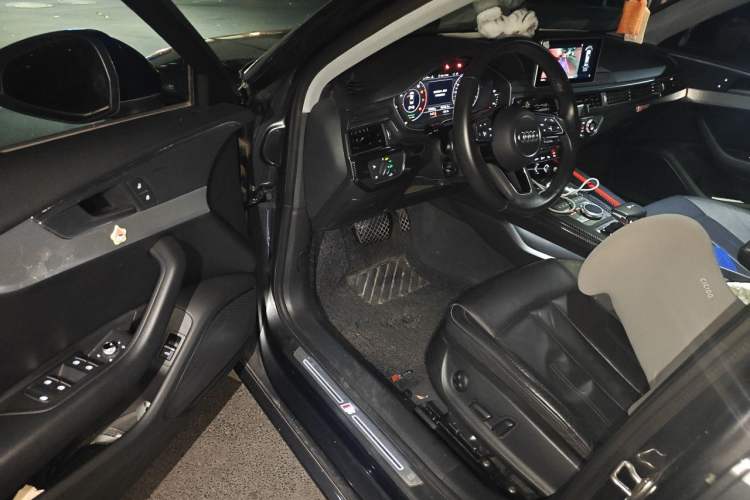 Used Audi A4L 2019 40 TFSI Fashion Edition China VI Emission Standard Driver Seat