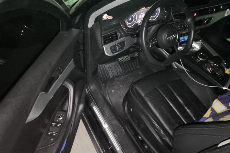 Used Audi A4L 2019 40 TFSI Fashion Edition China VI Emission Standard Driver Seat