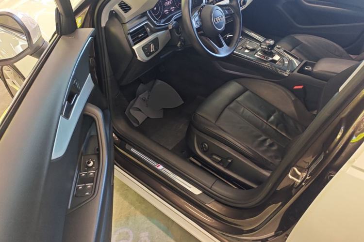 Used Audi A4L 2019 40 TFSI Fashion Edition China VI Emission Standard Driver Seat