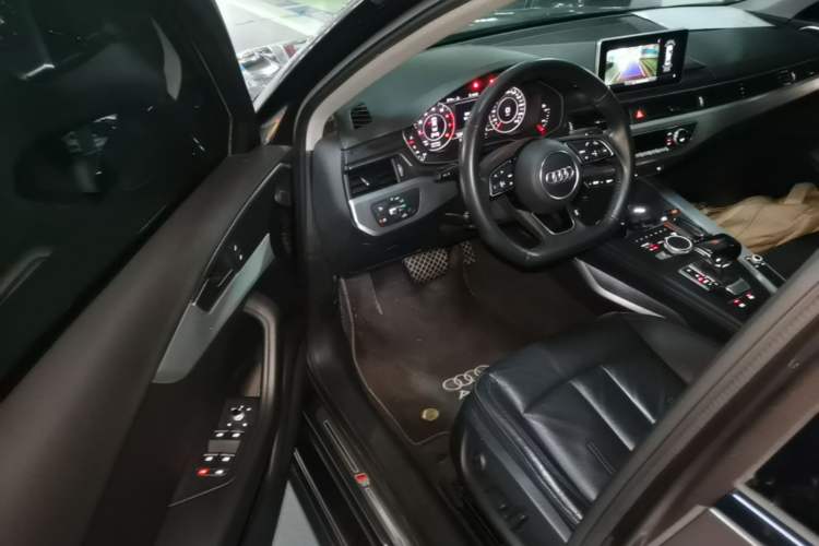 Used Audi A4L 2019 40 TFSI Fashion Edition China VI Emission Standard Driver Seat
