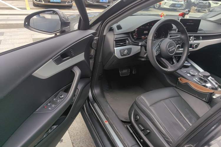 Used Audi A4L 2019 40 TFSI Fashion Edition China VI Emission Standard Driver Seat