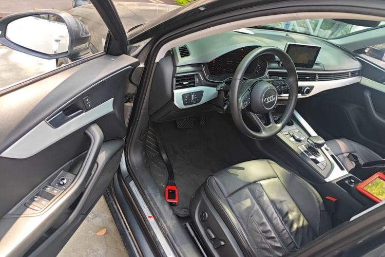 Used Audi A4L 2019 40 TFSI Fashion Edition China VI Emission Standard Driver Seat