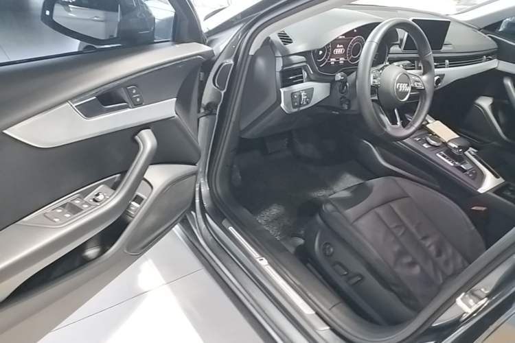 Used Audi A4L 2019 40 TFSI Fashion Edition China VI Emission Standard Driver Seat