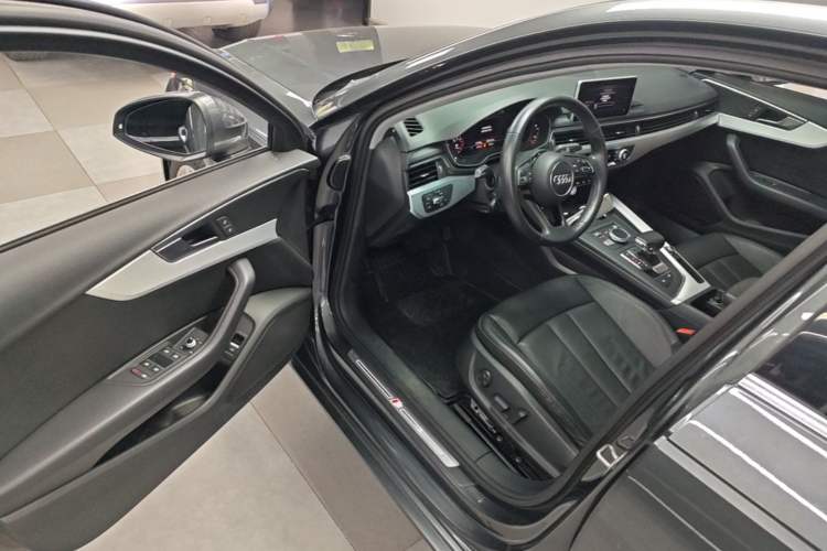 Used Audi A4L 2019 40 TFSI Fashion Edition China VI Emission Standard Driver Seat