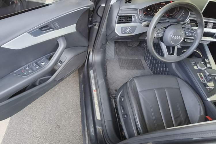Used Audi A4L 2019 40 TFSI Fashion Edition China VI Emission Standard Driver Seat