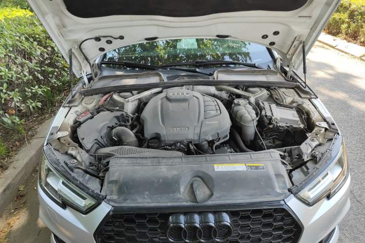 Used Audi A4L 2019 40 TFSI Fashion Edition China VI Emission Standard Engine Bay
