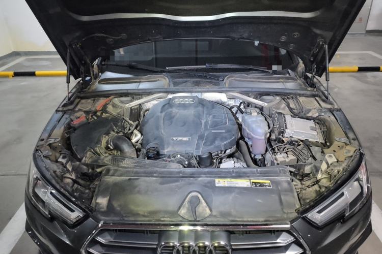 Used Audi A4L 2019 40 TFSI Fashion Edition China VI Emission Standard Engine Bay