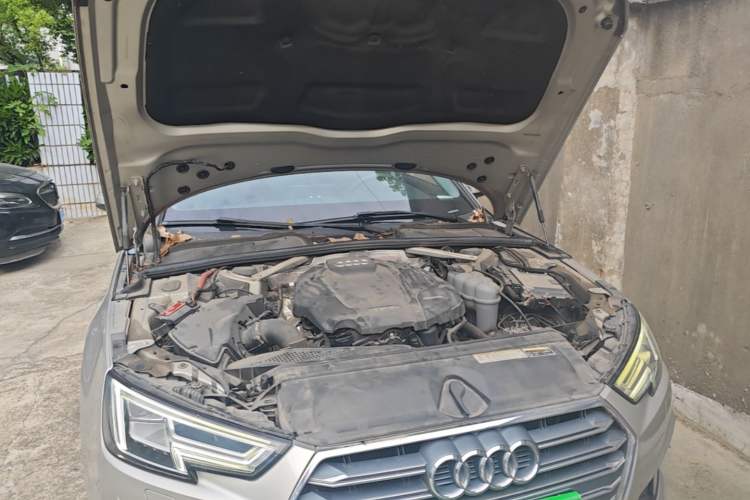 Used Audi A4L 2019 40 TFSI Fashion Edition China VI Emission Standard Engine Bay