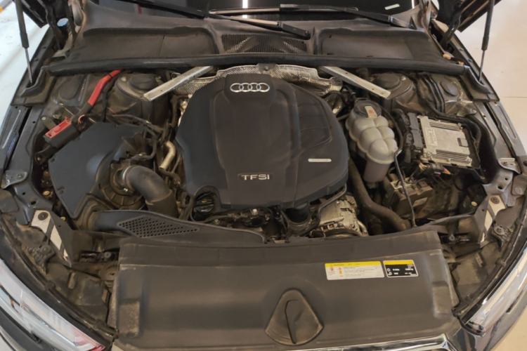 Used Audi A4L 2019 40 TFSI Fashion Edition China VI Emission Standard Engine Bay