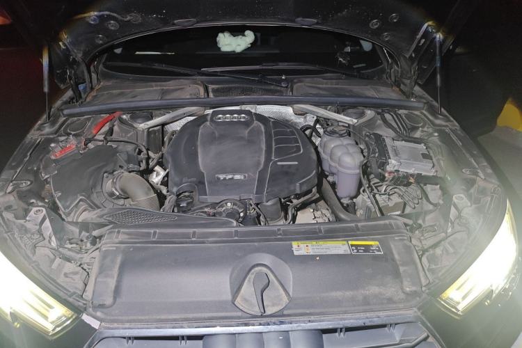Used Audi A4L 2019 40 TFSI Fashion Edition China VI Emission Standard Engine Bay